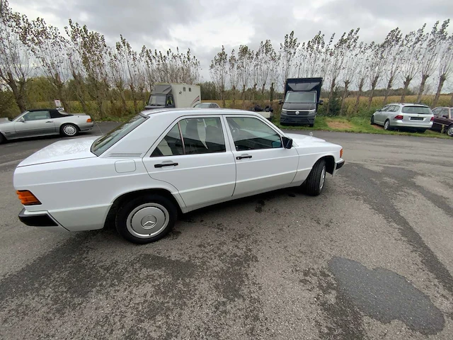 Mercedes - sedan - 190 2.5d - oldtimer - afbeelding 9 van  29