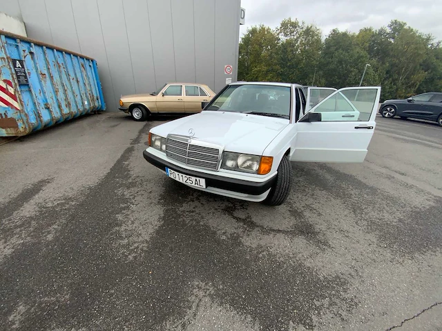 Mercedes - sedan - 190 2.5d - oldtimer - afbeelding 13 van  29