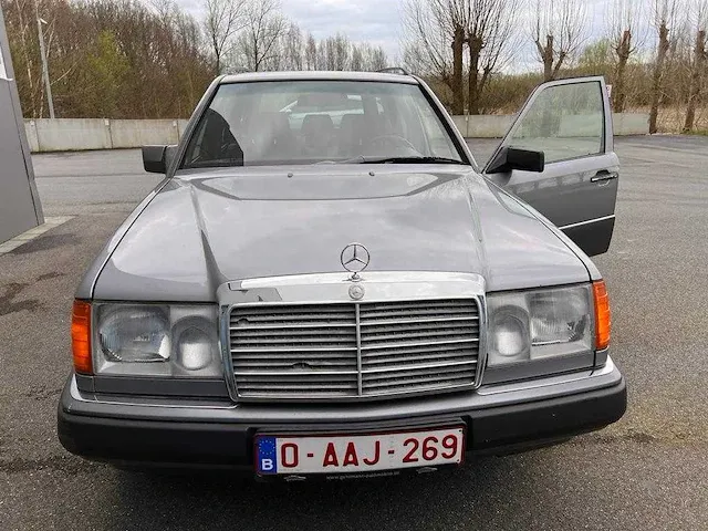 Mercedes - stationwagen - 200 te - oldtimer - afbeelding 11 van  18