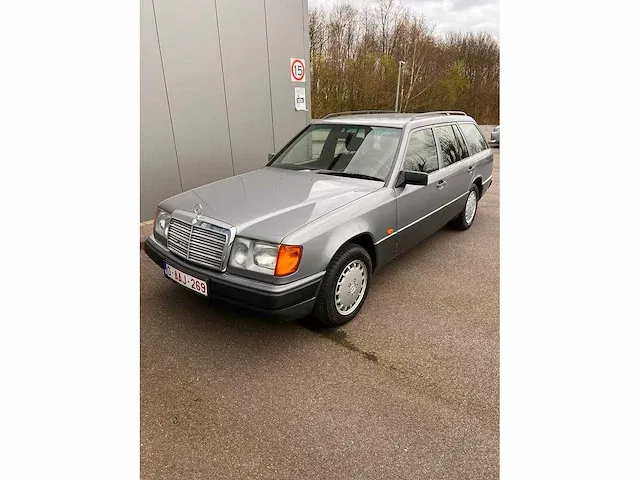 Mercedes - stationwagen - 200 te - oldtimer - afbeelding 13 van  18