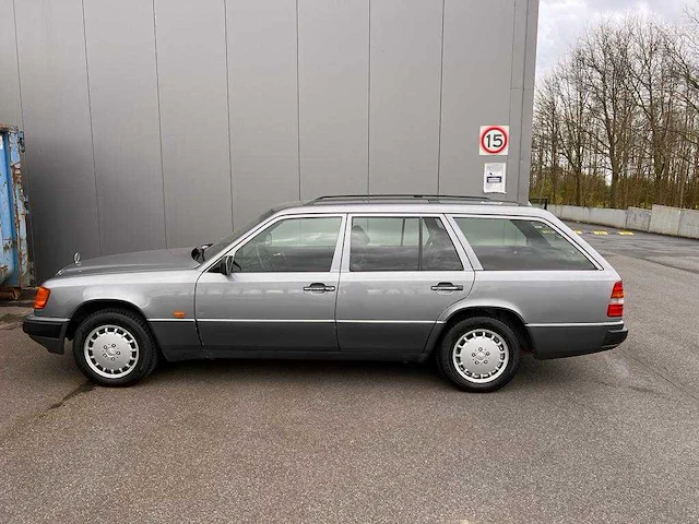 Mercedes - stationwagen - 200 te - oldtimer - afbeelding 9 van  18