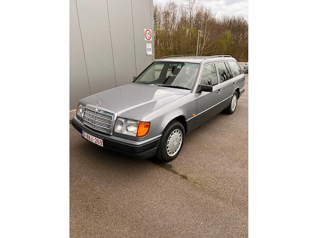 Mercedes - stationwagen - 200 te - oldtimer - afbeelding 1 van  18