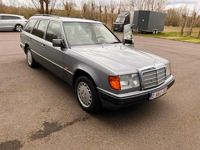 Mercedes - stationwagen - 200 te - oldtimer - afbeelding 11 van  18