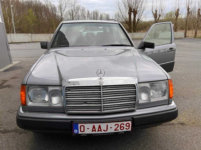 Mercedes - stationwagen - 200 te - oldtimer - afbeelding 12 van  18