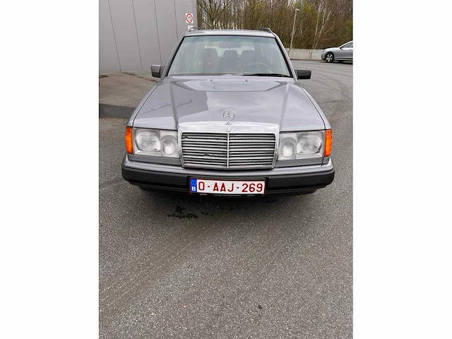 Mercedes - stationwagen - 200 te - oldtimer - afbeelding 13 van  18