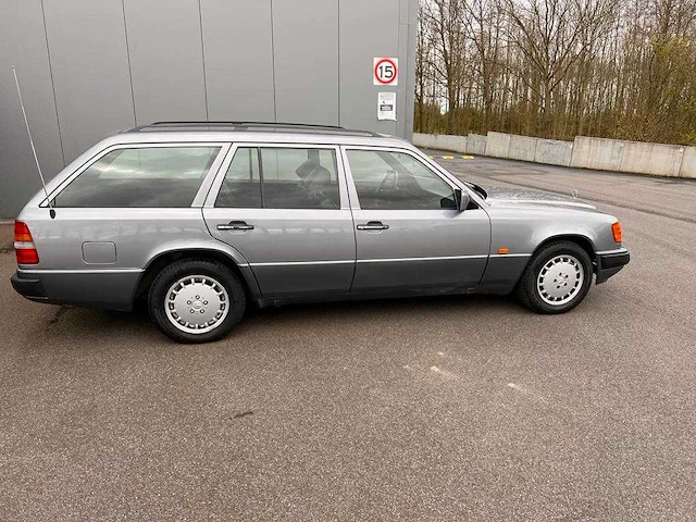 Mercedes - stationwagen - 200 te - oldtimer - afbeelding 14 van  18