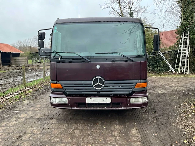 Mercedes - vrachtwagen - afbeelding 12 van  23