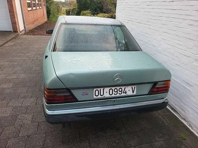 Mercedes - w 124 - 300 d - oldtimer - afbeelding 1 van  8