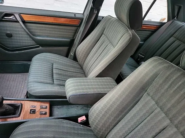 Mercedes - w 124 - 300 d - oldtimer - afbeelding 2 van  8