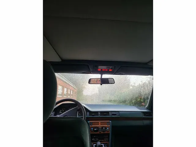 Mercedes - w 124 - 300 d - oldtimer - afbeelding 3 van  8