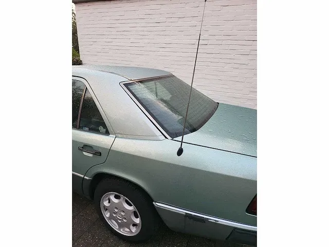 Mercedes - w 124 - 300 d - oldtimer - afbeelding 4 van  8