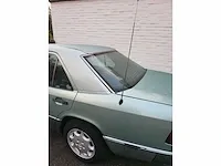 Mercedes - w 124 - 300 d - oldtimer - afbeelding 4 van  8