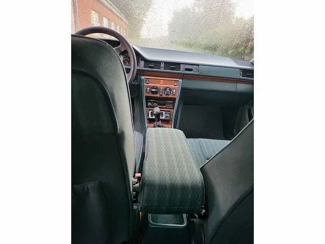 Mercedes - w 124 - 300 d - oldtimer - afbeelding 6 van  8