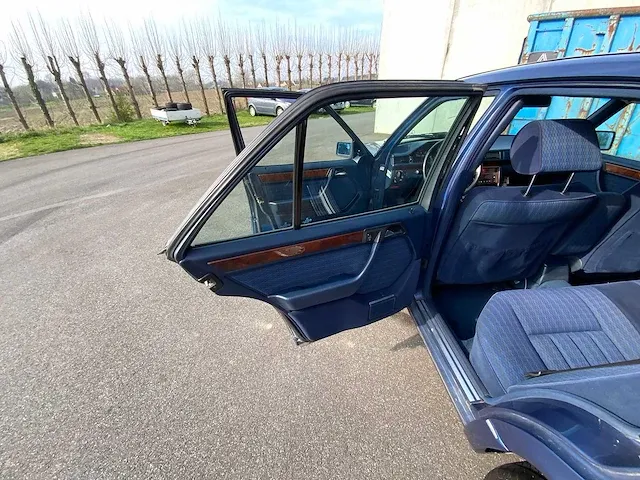 Mercedes - w 124 - 300e 24v - oldtimer - afbeelding 16 van  38