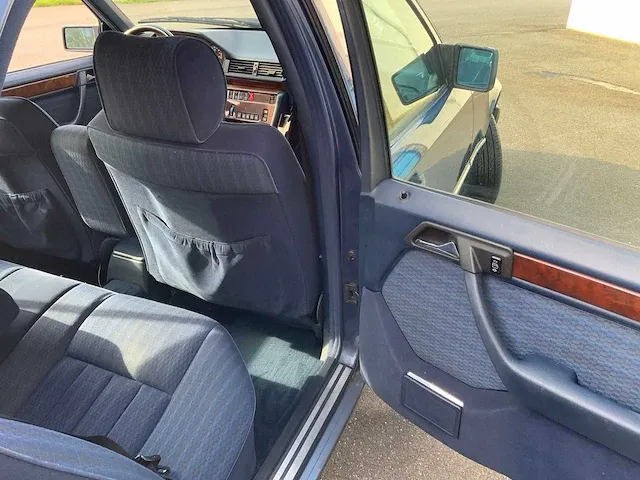 Mercedes - w 124 - 300e 24v - oldtimer - afbeelding 17 van  38