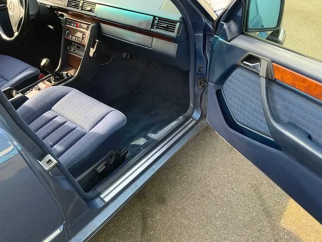 Mercedes - w 124 - 300e 24v - oldtimer - afbeelding 18 van  38