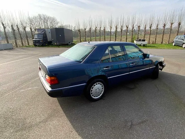 Mercedes - w 124 - 300e 24v - oldtimer - afbeelding 36 van  38