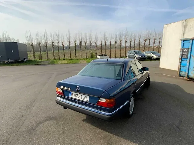 Mercedes - w 124 - 300e 24v - oldtimer - afbeelding 37 van  38