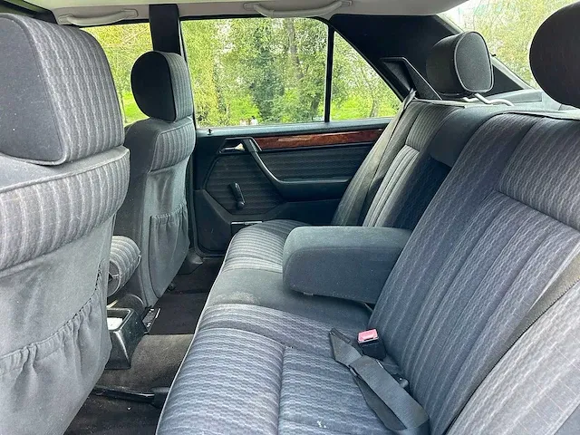 Mercedes - w 124 300e - oldtimer - afbeelding 2 van  16