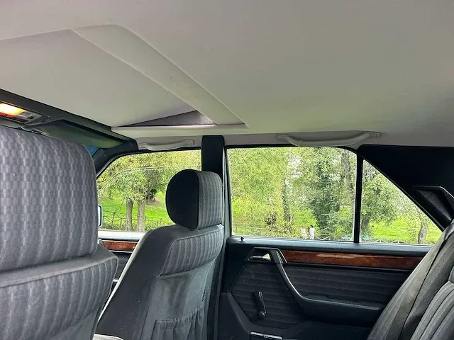 Mercedes - w 124 300e - oldtimer - afbeelding 3 van  16