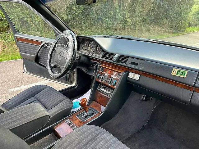 Mercedes - w 124 300e - oldtimer - afbeelding 4 van  16