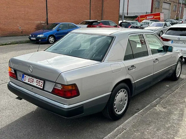 Mercedes - w 124 300e - oldtimer - afbeelding 6 van  16