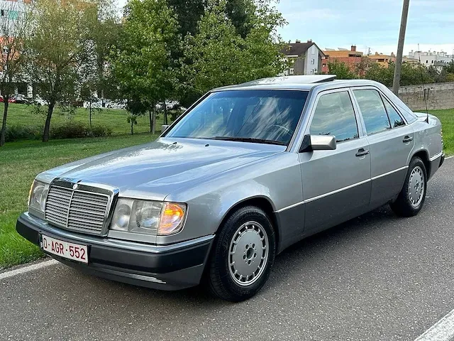 Mercedes - w 124 300e - oldtimer - afbeelding 1 van  16