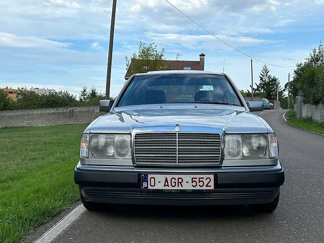 Mercedes - w 124 300e - oldtimer - afbeelding 9 van  16