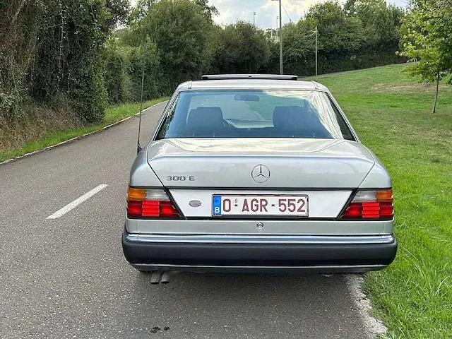 Mercedes - w 124 300e - oldtimer - afbeelding 11 van  16