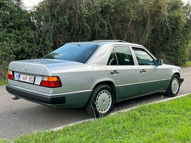 Mercedes - w 124 300e - oldtimer - afbeelding 13 van  16