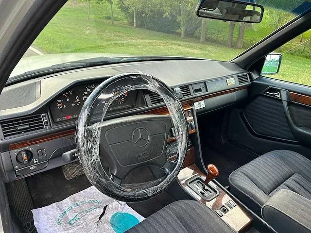 Mercedes - w 124 300e - oldtimer - afbeelding 14 van  16