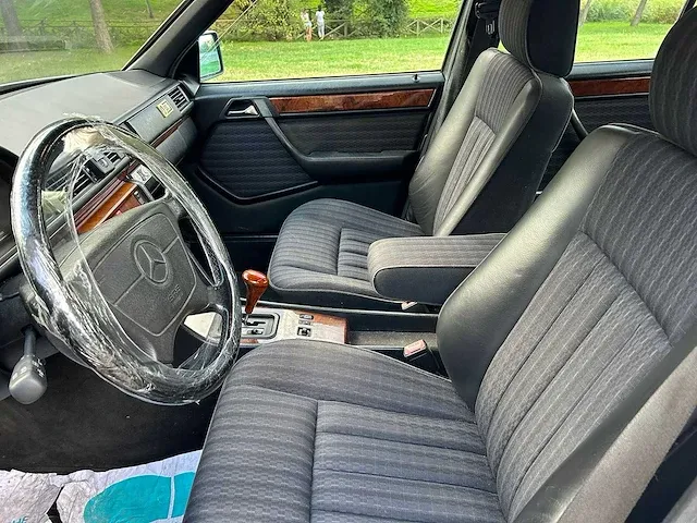 Mercedes - w 124 300e - oldtimer - afbeelding 16 van  16