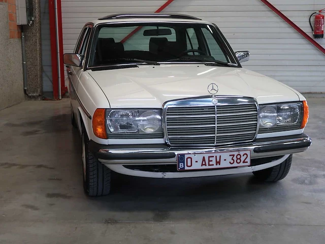 Mercedes - w123 - 240d - klassieke auto's >15 - afbeelding 10 van  89