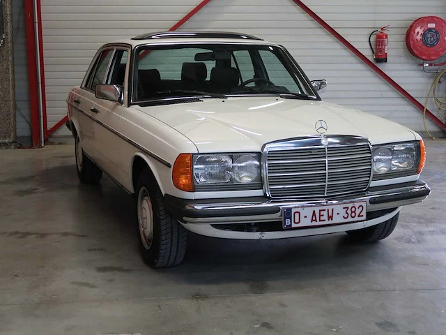 Mercedes - w123 - 240d - klassieke auto's >15 - afbeelding 13 van  89