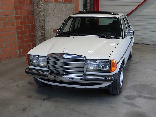 Mercedes - w123 - 240d - klassieke auto's >15 - afbeelding 17 van  89