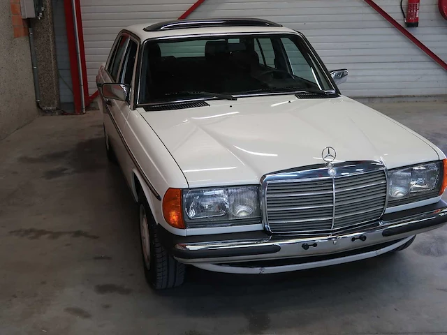 Mercedes - w123 - 240d - klassieke auto's >15 - afbeelding 20 van  89