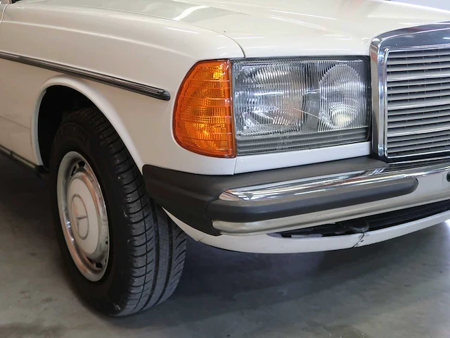 Mercedes - w123 - 240d - klassieke auto's >15 - afbeelding 21 van  89