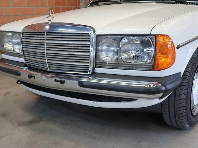 Mercedes - w123 - 240d - klassieke auto's >15 - afbeelding 23 van  89
