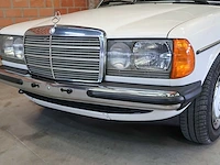 Mercedes - w123 - 240d - klassieke auto's >15 - afbeelding 23 van  89