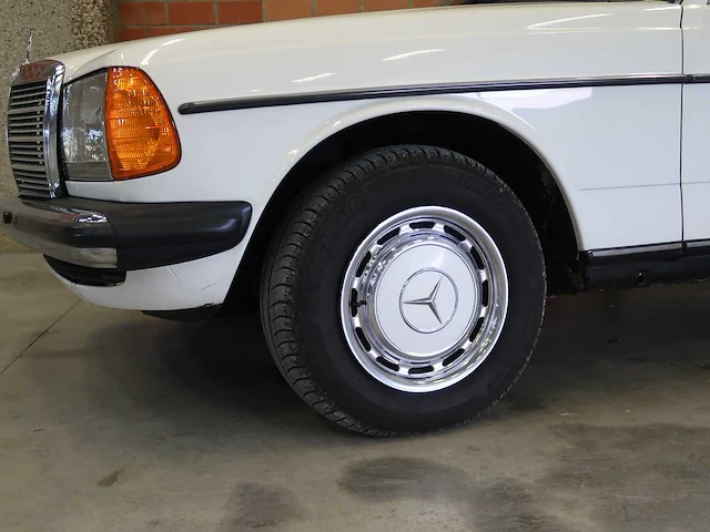 Mercedes - w123 - 240d - klassieke auto's >15 - afbeelding 24 van  89