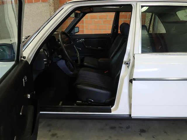 Mercedes - w123 - 240d - klassieke auto's >15 - afbeelding 29 van  89
