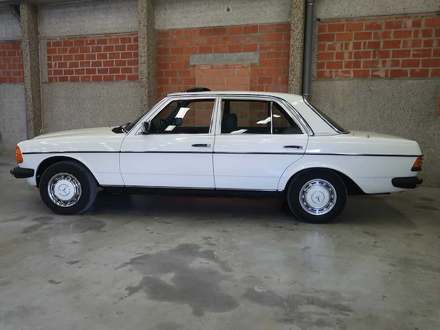 Mercedes - w123 - 240d - klassieke auto's >15 - afbeelding 2 van  89