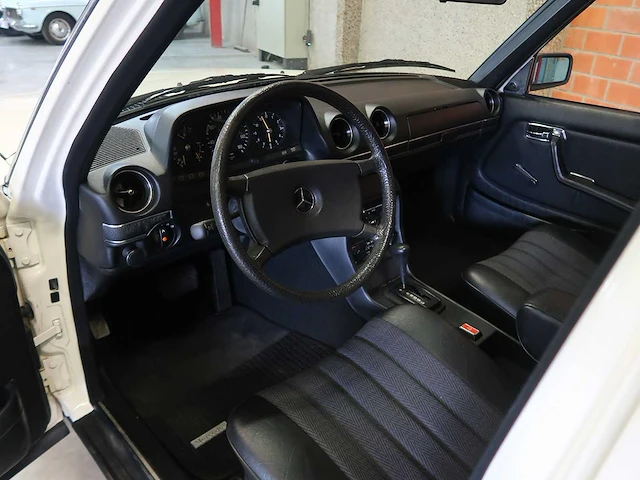 Mercedes - w123 - 240d - klassieke auto's >15 - afbeelding 30 van  89