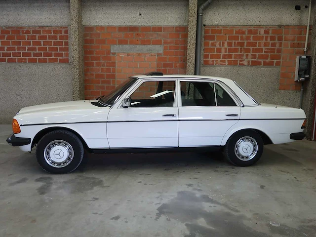 Mercedes - w123 - 240d - klassieke auto's >15 - afbeelding 3 van  89