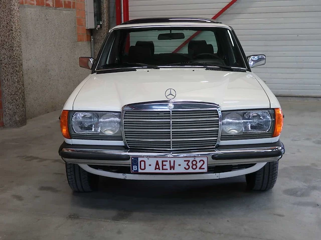 Mercedes - w123 - 240d - klassieke auto's >15 - afbeelding 7 van  89