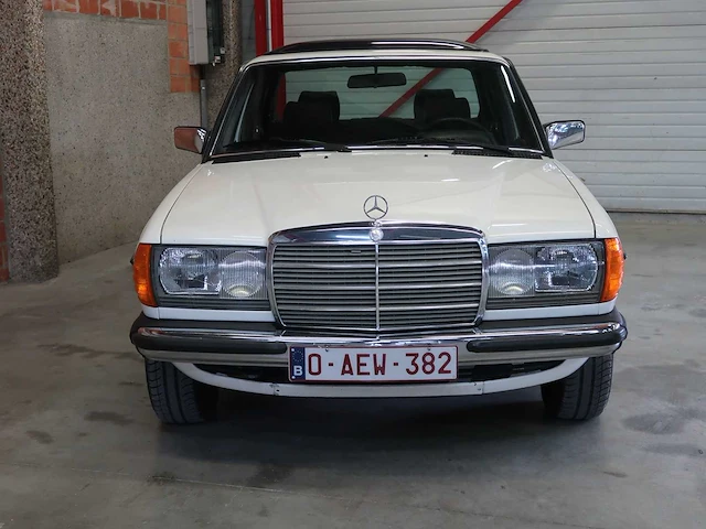 Mercedes - w123 - 240d - klassieke auto's >15 - afbeelding 8 van  89