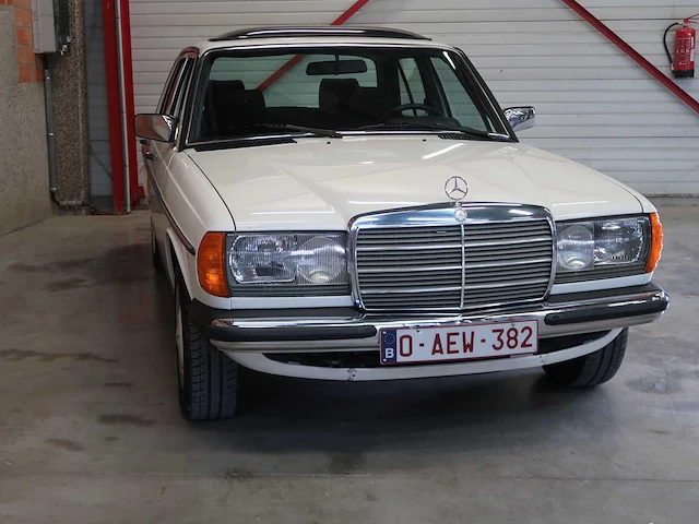 Mercedes - w123 - 240d - klassieke auto's >15 - afbeelding 9 van  89