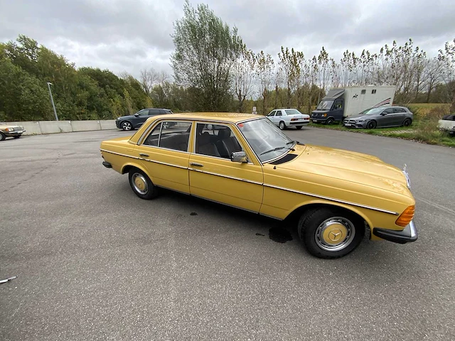 Mercedes - w123 - 240d - oldtimer - afbeelding 2 van  30