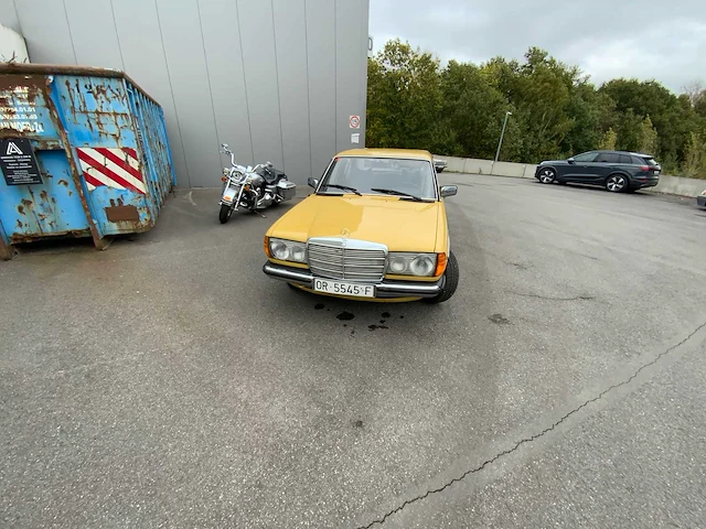 Mercedes - w123 - 240d - oldtimer - afbeelding 29 van  30