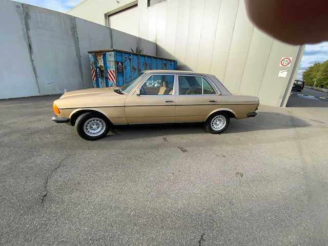 Mercedes - w123 - 300d - oldtimer - afbeelding 23 van  32